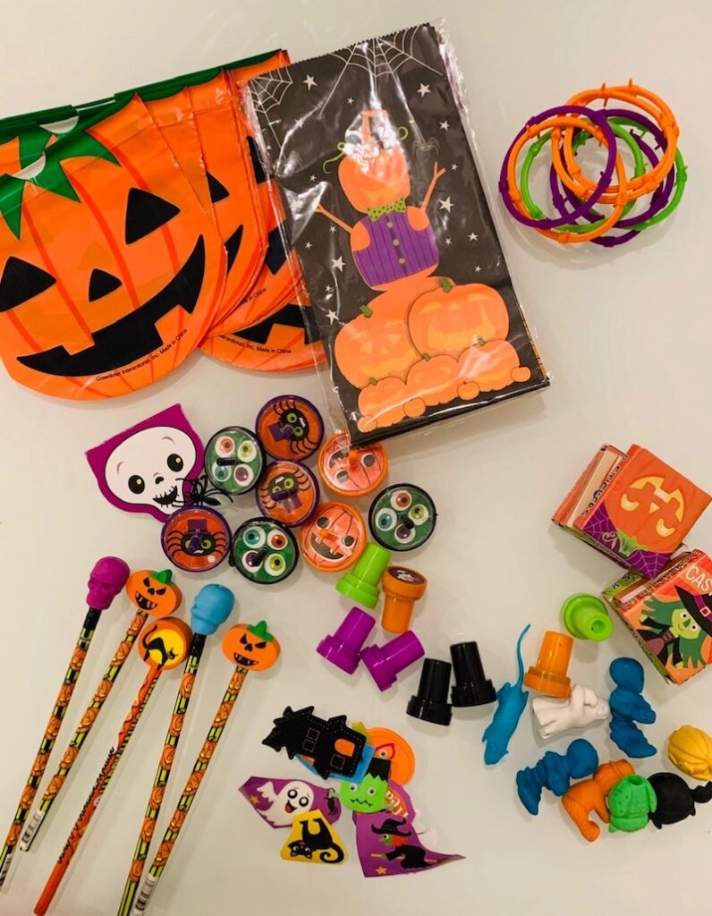 Armar bolsitas con juguetes y dulces y preparar una búsqueda de tesoro en el jardín, es otra idea para celebrar Halloween en casa.