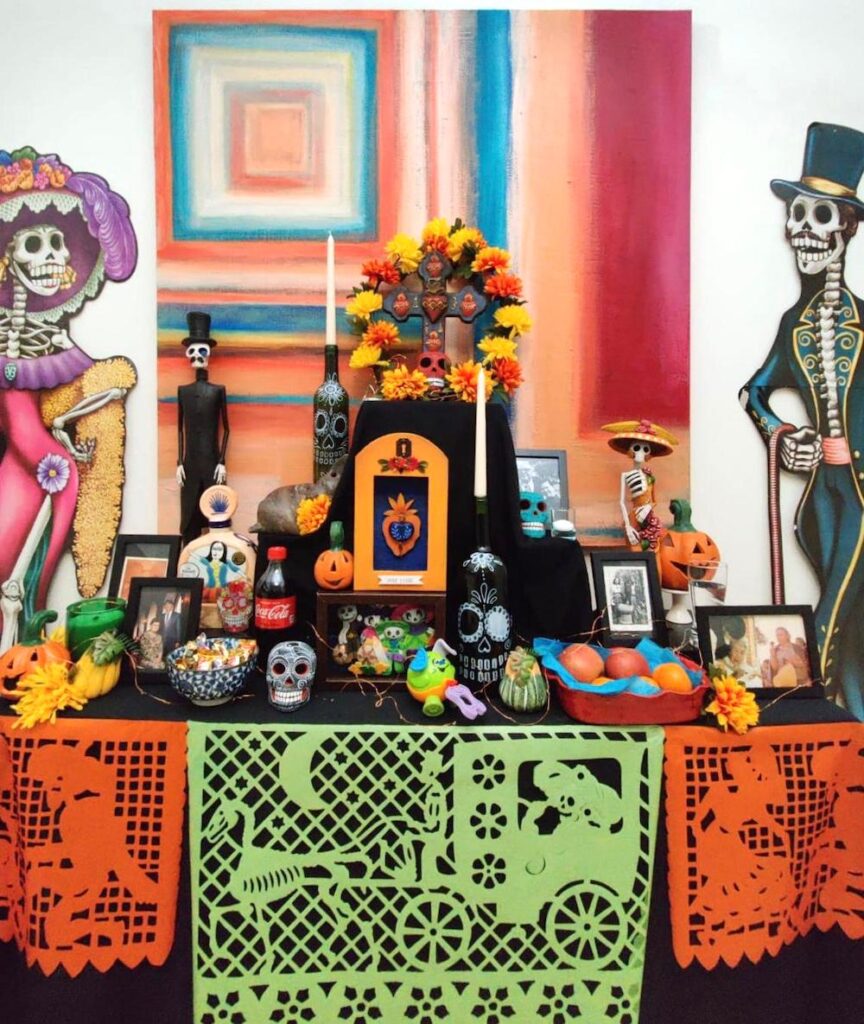 El altar es un elemento muy importante en la celebración del Día de los Muertos.
