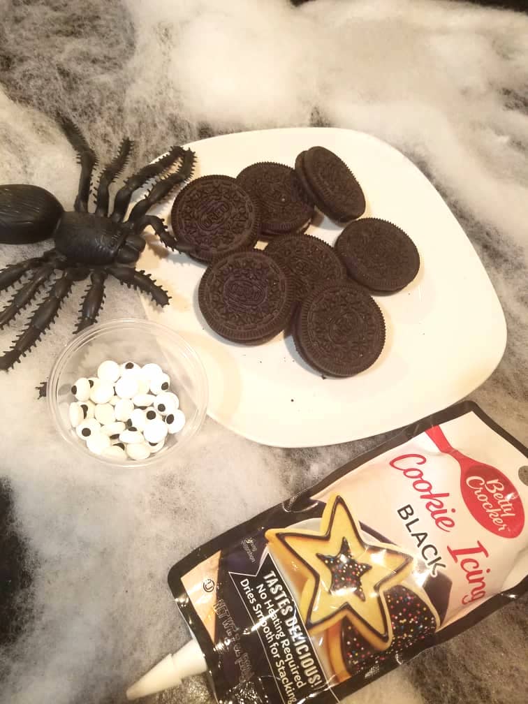 Otra receta fácil de Halloween es hacer murciélagos con galletas Oreos.
