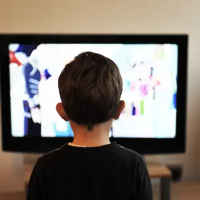 El tiempo en pantalla diario de los niños mayores de 6 años debe ser de dos horas.