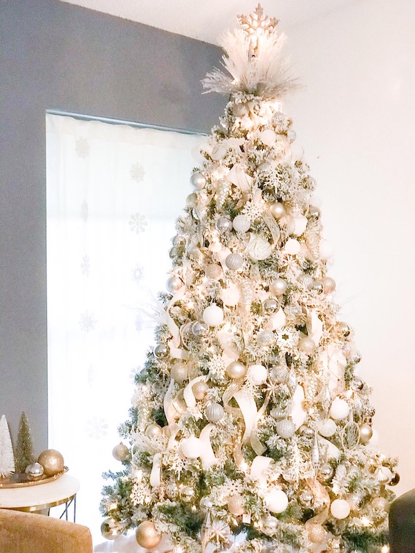 Si realmente quieres una decoración del árbol de Navidad moderna y chic, los adornos de colores neutros pueden ser una excelente elección.