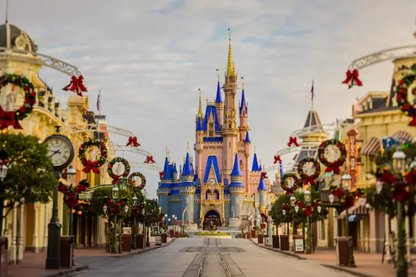 Disney ya inauguró la Navidad, con sus parques decorados y varias actividades especiales.