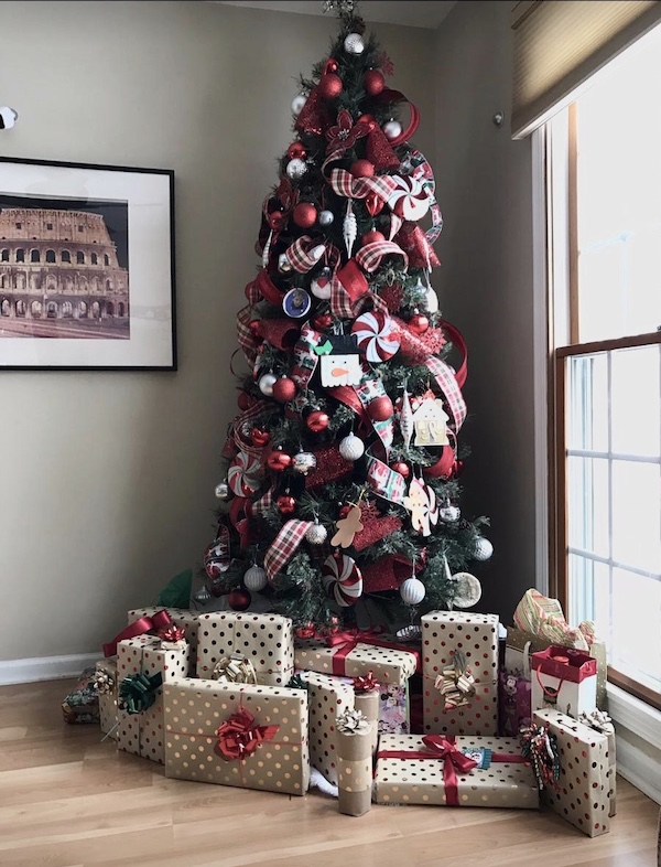 Puedes incluir en tu decoración del árbol de Navidad paquetes vacíos para simular los regalos.