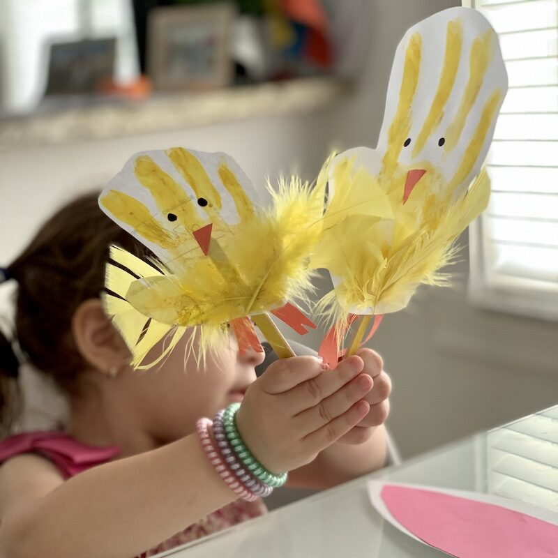 Hacer pollitos como marionetas y de fieltro es una de nuestras manualidades de Pascua favoritas.
