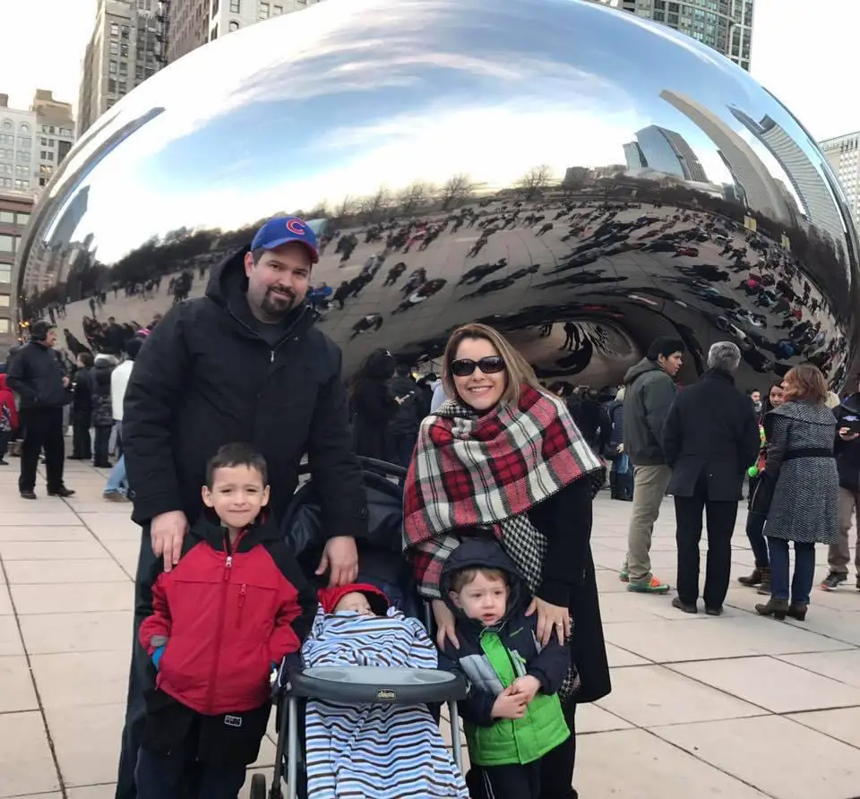 Uno de los lugares para visitar en Chicago es el Millennium Park y la famosa figura The Bean.
